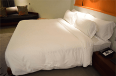腰痛対策、ベッドの硬さはどっちがいい？