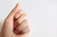 薄い爪や二枚爪…爪が脆くなる原因は？