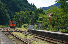 JR東日本とJR西日本「赤字路線」ワースト3