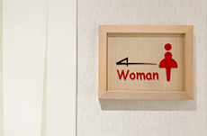 「女性トイレの行列問題」なぜ解消されないのか