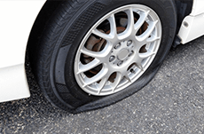 走行中にタイヤがパンクしたらどうすべき？