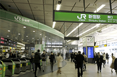 「新宿駅」はなぜ巨大迷路駅になったのか