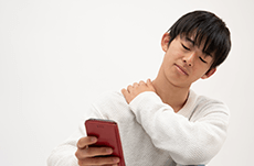 スマホ首で髪が減る？髪に最悪なNG習慣